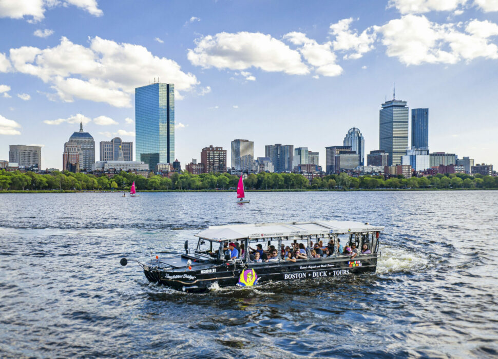 來波士頓時間有限，但旅遊又想要一網打盡所有必去景點嗎？如果旅遊時間只有一日，或是家裡有長輩不適合過多的步行行程，波士頓鴨子船(Boston Duck Tours)會是很好的選擇！
